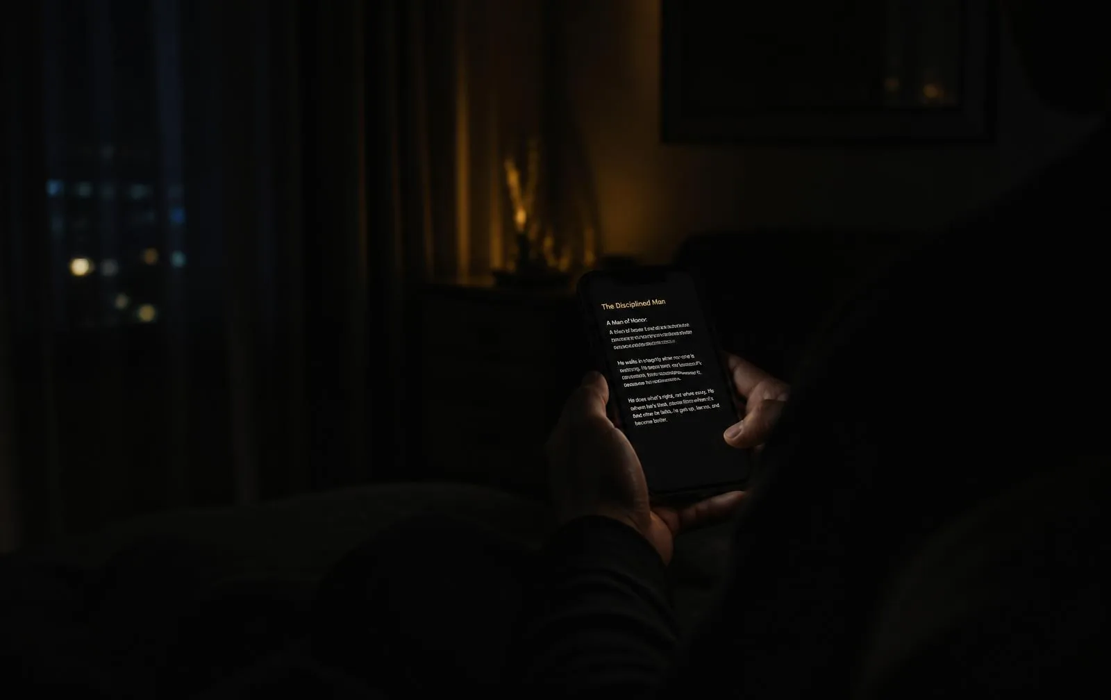 Hombre leyendo el ebook en su celular de noche, en privado